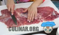 Чтоб выровнять кусок мяса в прямоугольную форму, для этого отрезаем в том месте мяса, где он выпирает и добавляем в ту часть, где его не хватает.