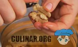 Грецкие орехи заливаем горячей водой и оставляем буквально на 10 минут. По истечению времени, снимаем с орехов пленочку.
