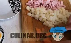 Нарезаем одинаковыми, маленькими кубиками: > Картофель — 2 штуки. > Морковь — 1 штуку. > Докторская колбаса — 200 грамм.