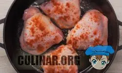 Куриные бедрышки солим, посыпаем паприкой и обжариваем с двух сторон, на среднем огне по 5 минут. Вторую сторону курицы только посыпаем солью по вашему вкусу.