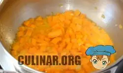 Добавляем морковь, перемешиваем и обжариваем до средней мягкости моркови.