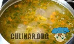 Когда суп будет готов, добавьте измельченную зелень, перемешивайте и выключайте плиту. Накройте крышкой и дайте супу немного постоять.