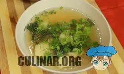 При подаче супа, в тарелку обязательно добавьте измельчённую, свежую зелень.