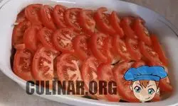 Нарезаем помидорки полукольцами, равномерно выкладываем по всей форме. Данный слой необходимо немного присолить и поперчить по вашему вкусу.