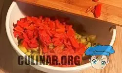Маринованный болгарский перец, нарезаем на маленькие кусочки добавляем в салатницу.