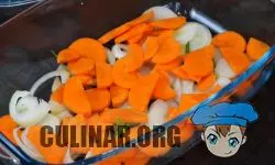 Нарезаем морковь полукольцами и равномерно выкладываем вторым слоем.