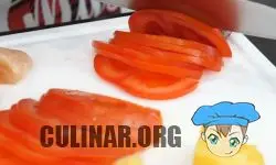 Нарезаем помидорку на тоненькие полукружочки.