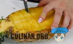 Ананас разрезаем вдоль и с двух половинок, аккуратно, ножом вырезаем кусочки ананаса.