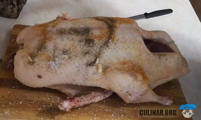 Запеченная утка в духовке с капустой
