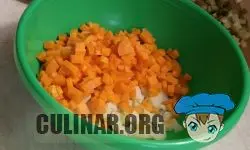 Морковь нарезаем такими же кубками, как и картошку и отправляем в салатницу.