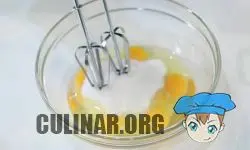 В глубокую миску добавляем: > Яйца — 6 шт. > Соль — 1 щепотка. > Сахар — 160 гр Взбиваем ингредиенты миксером до тех пор, пока сахар полностью не растворится и не появится густая пена.