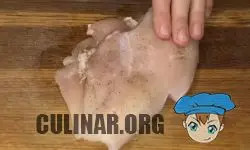 Куриное филе промываем под проточной водой, обязательно высушиваем с помощи бумажного полотенца. Мясо с двух сторон слегка посыпаем солью и черным молотым перцем, затем растираем, и убираем мариноваться в холодильник, буквально на 15-20 минут.