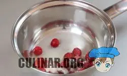Карамелезированные ягоды: > Замороженная клюква — 100 гр. > сахар — 1 ст.л. > вода — 2 ст.л. Подогреваем на среднем огне, до растворения сахара. Необходимо регулярно перемешивать. Выключаем плиту и даем ягодкам полностью остыть.