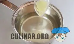 Когда сироп полностью остынет, добавляем 1 столовую ложку лимонного сока и перемешиваем.