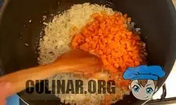 Нарезаем морковь на маленькие кусочки, перекладываем его к луку и обжариваем буквально две минутки.