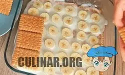 Нарезаем бананы кружочками, выкладываем их и поверх кладем печенью.
