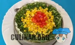 Измельчаем зеленый лук и добавляем в салат. Поверх лука, по центру, добавляем консервированную кукурузу. На кукурузу, нарезаем мелко болгарский перец и выкладываем по самому центру.