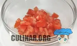 Нарезаем помидор маленькими кубиками и перекладываем в глубокую емкость.