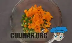 140 грамм морковки, нарезаем маленькими кусочками и перекладываем к луку.