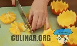 У мякоти апельсина, вырезаем белые прожилки, они нам не понадобятся и саму мякоть нарезаем на небольшие дольки. Затем перекладываем в глубокую емкость.