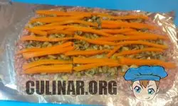Отварную морковь нарезаем тоненькими брусочками и выкладываем на грибочки.