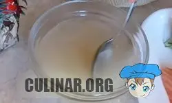 В чашу добавляем: > Вода — 100 миллилитров. > Желатин — 1 столовую ложку. Хорошенько размешиваем и оставляем в сторонке набухать желатин.