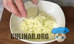 Кисло-сладкое яблоки, очищаем от кожуры, удаляем семечки и нарезаем кубиками. Затем необходимо яблоко полить лимонным соком и тщательно перемешать. Перекладываем в миску.