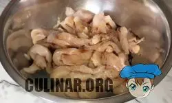 Куриное филе нарезаем на тоненькие полосочки и перекладываем в глубокую миску. > курице добавляем: > Молотый перец — по вкусу. Соевый соус — 50 мл. Хорошенько все перемешиваем и даем постоять буквально 20 минут.