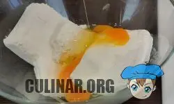 В миску добавляем: > Творог — 600 грамм. > Яйца — 2 штук. > Соль — по вкусу. Разминаем вилкой или ложкой.