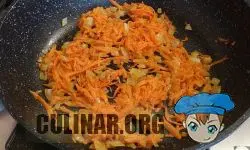 Натираем морковку на крупной терке и добавляем к леву. Хорошенько перемешиваем и обжариваем 4-5 минут.