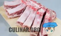 Свиную корейку разрезаем, но не прорезаем до конца, чтоб мясо оставалось быть цельным.