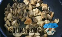Нарезаем грибочки средними кубиками, добавляем к мясу, перемешиваем и обжариваем еще примерно 10 минут, пока с грибочков не испарится вся влага.