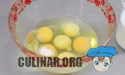 В глубокую миску добавляем: > Яйца — 6 шт. > Соль — 0.5 ч.л. Венчиком перемешиваем.