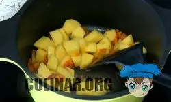 Нарезаем картофель на необходимые для вас кусочки и добавляем к луку с морковью.