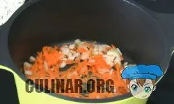 Натираем морковку на крупной терке. Нарезаем репчатый лук на маленькие кусочки. Все вместе обжариваем на подсолнечном масле в течении 3-5 минут.