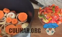 Болгарский перец чистим от семечек и нарезаем соломкой, равномерно выкладываем 1/2 часть сладкого перца на морковь. Данный слой солим и перчим по вашему вкусу.