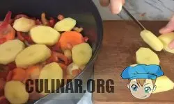 Нарезаем картофель кругляшками и выкладываем 1/2 части на болгарский перец.
