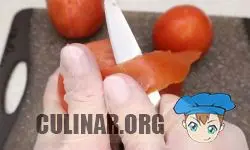 У помидор, вырезаем ровную ленту из кожуры.