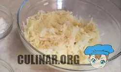 Сырой картофель натираем на крупной терке и перекладываем в глубокую емкость.