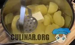 В картофель добавляем 50 грамм сливочного мала и толчем его до однородного пышного состояния пюре.