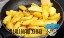 Чищеный картофель нарезаем дольками, солим по вкусу и обжариваем до румяного цвета.