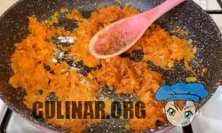 Натираем морковь на крупной терке и перекладываем ее на сковороду к луку. Солим, перчим по вкусу, перемешиваем и обжариваем до полной готовности моркови.
