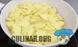 Картофель нарезаем тонкими дольками. На разогретую сковороду наливаем подсолнечного масла и перекладываем картофель.