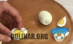 Варенные в крутую яйца, разрезаем на четвертинки.