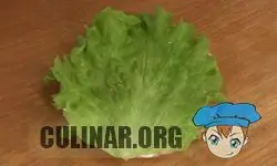Выкладываем на ветчину подходящий по размеру листик салата.