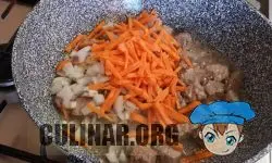 > Нарезаем репчатый лук маленькими кубиками > Морковь нарезаем тоненькой соломкой. Добавляем нарезанные овощи к мясу, перемешиваем и продолжаем обжаривать.