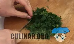 Укроп и петрушку также нарезаем, как и зеленый лук.