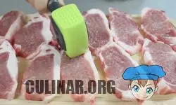 Мясо нарезаем стейками по 1.5 сантиметра толщиной и отбиваем с каждой стороны. Также необходимо посолить и поперчить с каждой стороны.