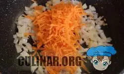 Натираем морковь на крупной терке, добавляем его к луку, перемешиваем и обжариваем на среднем огне до мягкости моркови.
