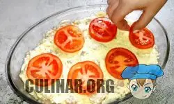 Нарезаем помидоры тонкими кружками и раскладываем их поверх блюда.